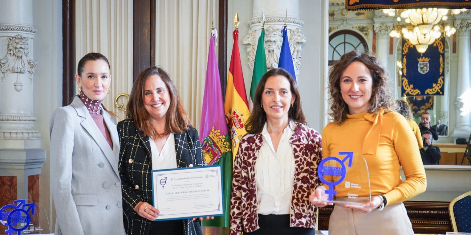 La vicepresidenta ejecutiva de Sando, Esther Sánchez Manzano, junto con la directora de Recursos Humanos, Nina Tercero Coca, y la jefa de Relaciones Laborales, Cintia Calles Galvez, y Elisa Pérez de Siles, primera Teniente de Alcalde (imagen cedida por el Ayto. de Málaga).