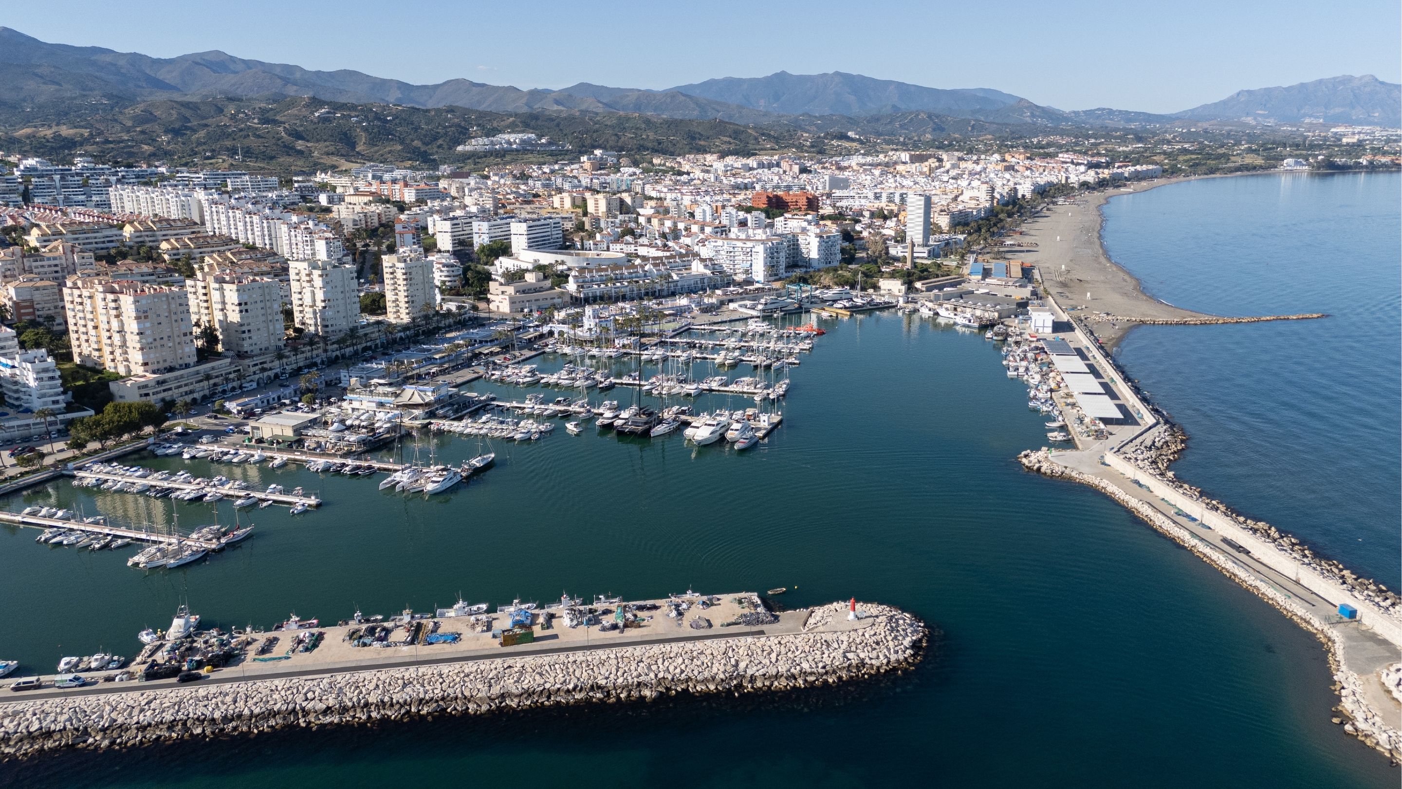 Imagen área de Estepona desde el Puerto Deportivo